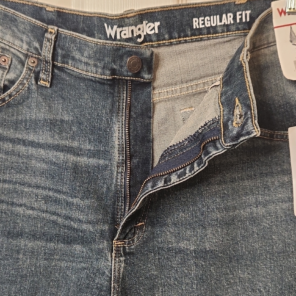 NWT Wrangler Men's Blue Regular Fit Jeans Size 36x30 - Picture 4 of 16
